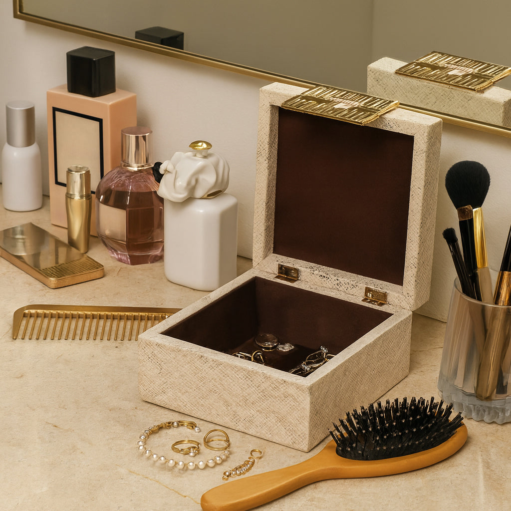 Leontine Box