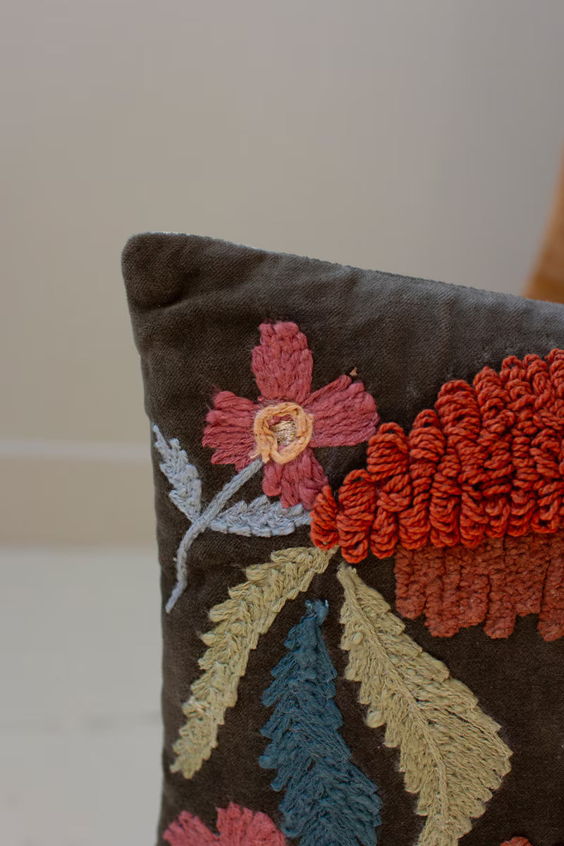 Set of 2 Embroidery Pillows with Flowers